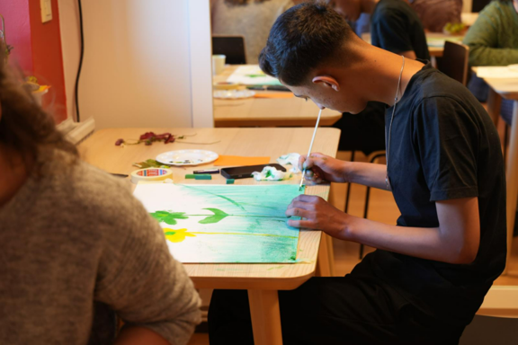 Et bilde som inneholder person, klær, kunst, innendørs

ki-generert innhold kan være feil.